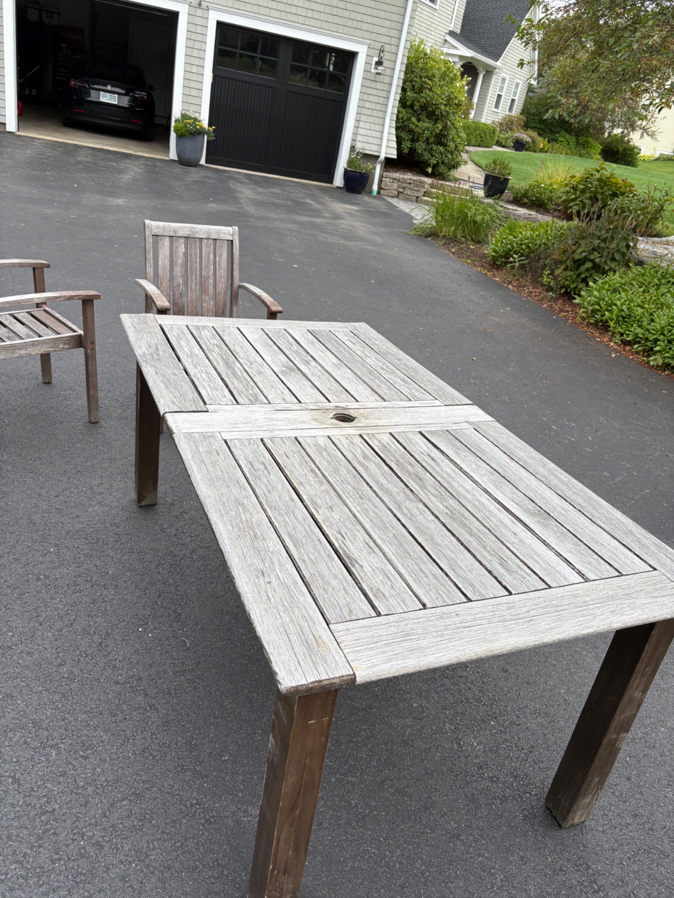 Chairs and table before.